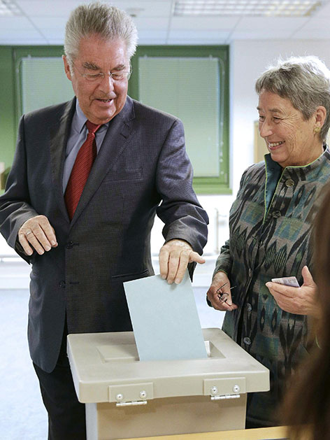 Bundespräsident Heinz Fischer und Margit Fischer bei Stimmabgabe