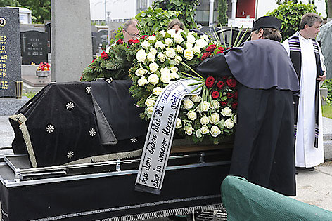 Sarg bei Begräbnis des Mordopfers vom Brunnenmarkt