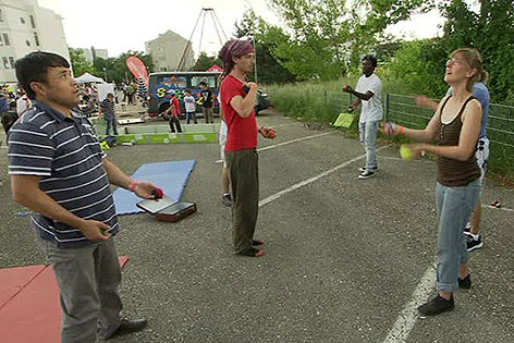 Teilnehmer beim Nachbarschaftsfest in der Zeidlergasse beim Jonglieren