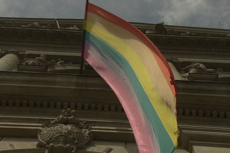 Uni Wien mit Regenbogenfahne