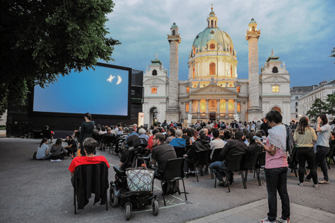 Open-Air-Kino vor Karlskirche