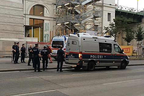 Polizisten vor U-Bahn-Station Währinger Straße nach Einsatz zu Kopfstichen