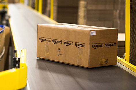 Amazon-Paket auf Fließband