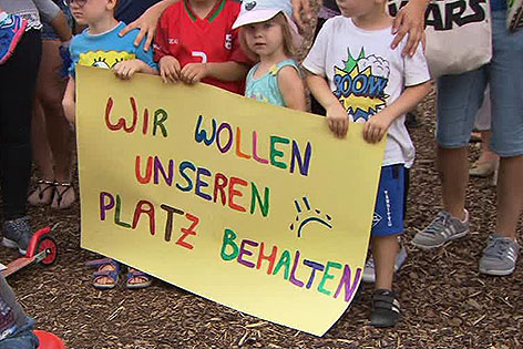 Schild zum Protest gegen Schließung von Kindergarten "Alt Wien" in Leopoldau