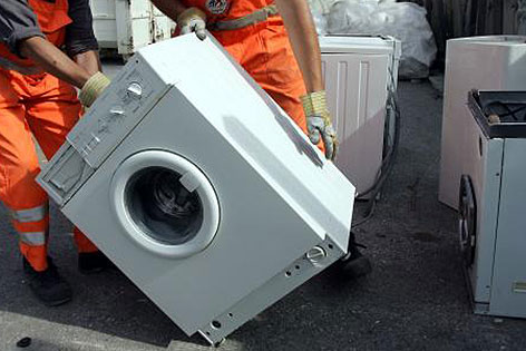 Mitarbeiter der MA48 auf Mistplatz mit Waschmaschine