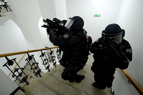 Polizisten der Sondereinheit "Einsatzkommando Cobra" in einer Übungssituation in einem Stiegenhaus einer Kaserne in Wien