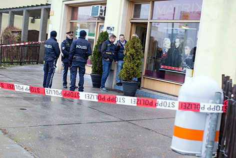 Polizei vor Friseursalon des Getöteten