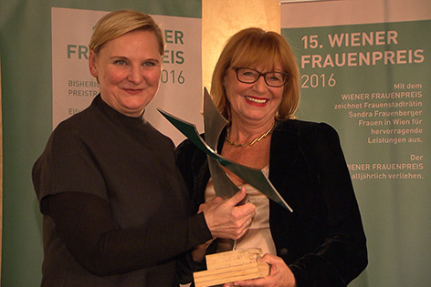 SPÖ-Stadträtin Sandra Frauenberger mit Preisträgerin