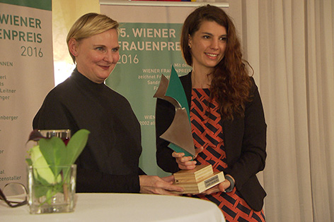 SPÖ-Stadträtin Sandra Frauenberger mit Preisträgerin Maria Mayrhofer