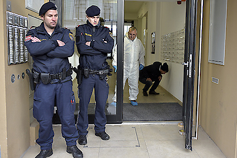 Polizisten vor Wohnhaus in Rudolfsheim-Fünfhaus