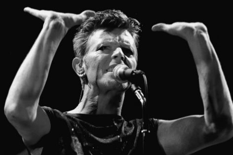 David Bowie während eines Konzerts