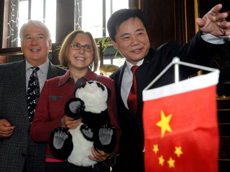 Dagmar Schratter beim Abschied von Panda Fu Long (2009)