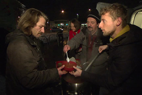 Freiwillige helfen Obdachlosen zu Weihnachten
