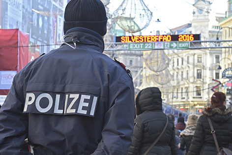 Beamte der Polizei überwachen am Samstag, 31. Dezember 2016, den Silvesterpfad zum Jahreswechsel 2016/17 in der Wiener Innenstadt