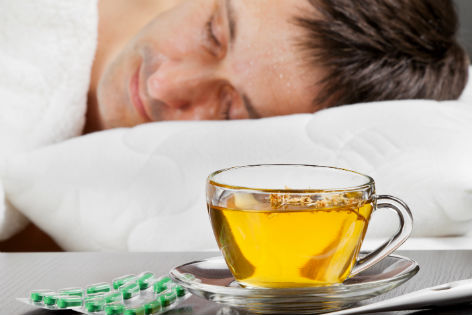 Mann krank im Bett