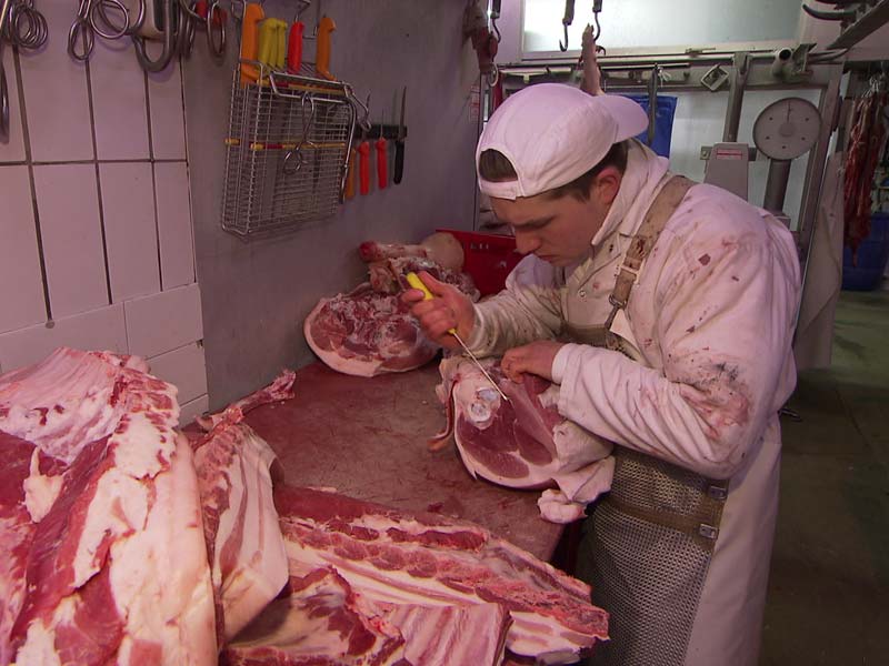 Schlachten, verarbeiten, verkaufen: Die Produktionskette der Fleischerei Hödl