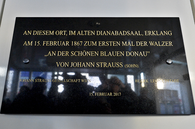 Eine Gedenktafel für "150 Jahre 'An der schönen blauen Donau'" von Johann Strauss am Uraufführungsort des Donauwalzers im Diananbad