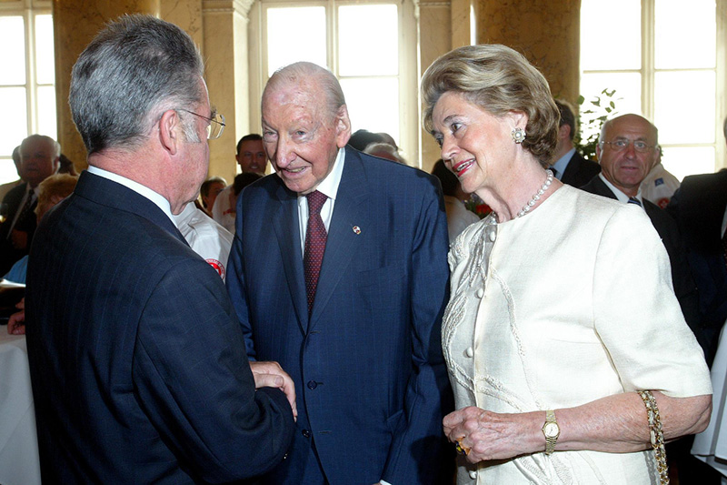 Der damalige Bundespräsident Heinz Fischer, Ex-BP Kurt Waldheim und Elisabeth Waldheim 2005 in der Hofburg in Wien