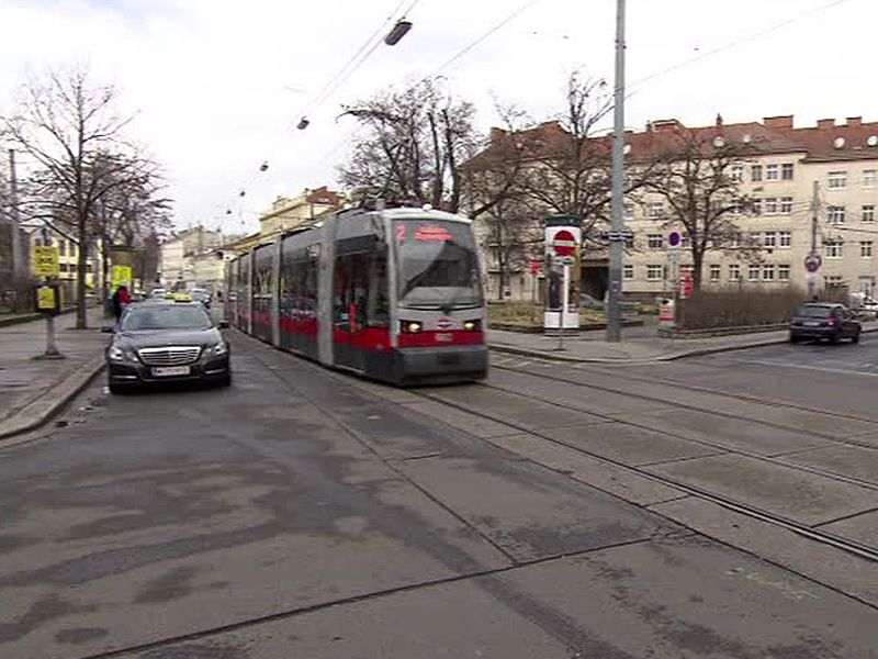 Straßenbahn der Linie 2 am Johann Nepomuk Berger Platz