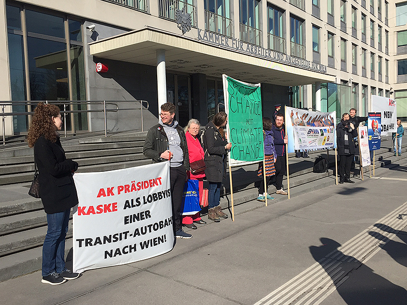 Demonstranten gegen Lobautunnel vor der Arbeiterkammer Wien