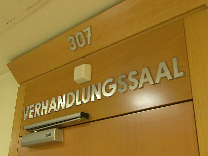 Schrift Verhandlungssaal im Landesgericht Wien