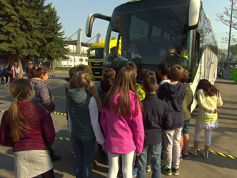 Kinder bei Sicherheitstraining der Wirtschaftskammer mit Autobus