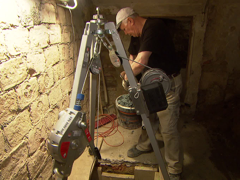 Arbeiter in Keller bei Kontrollen zu Fundamenten wegen U2-Ausbau