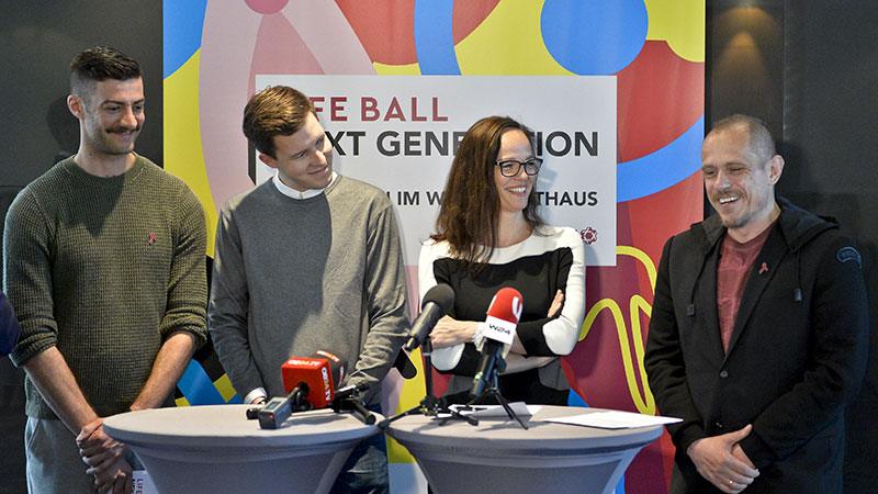 Projektleiter Peter Hanl, "Jugend gegen Aids"-Vorsitzender Daniel Nagel, BM Sonja Hammerschmid (SPÖ) und Lifeball-Organisator Gery Keszler