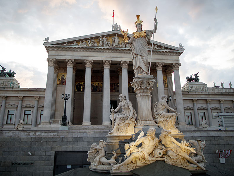 Parlament und Statue der Pallas Athene