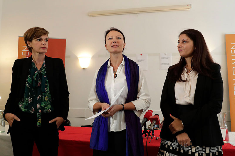 Gesundheitsministerin Pamela Rendi-Wagner (SPÖ), Bettina Zehetner, psychosoziale Beraterin des Vereins "Frauen beraten Frauen", und Staatssekretärin Muna Duzdar (SPÖ)