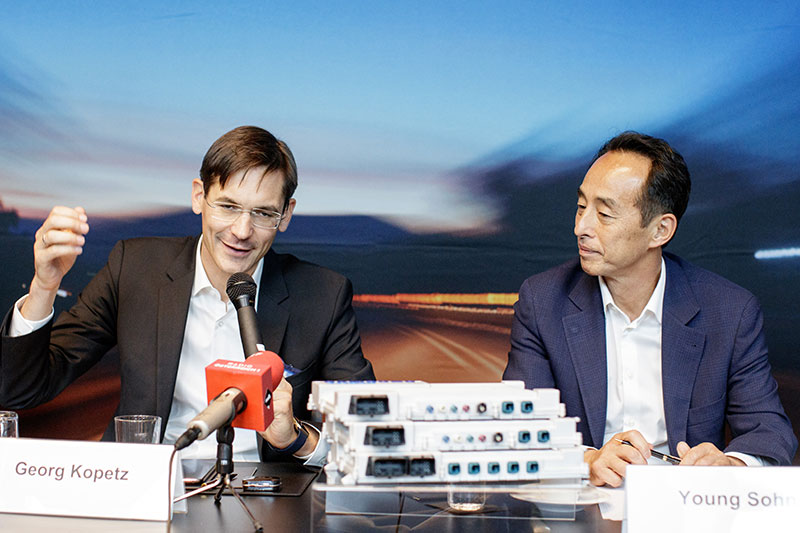 Vorstand der TTTech Computertechnik AG Georg Kopetz und Young Sohn, Präsident und Chief Strategy Officer von Samsung Electronics