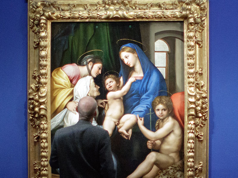 Raffael-Ausstellung in der Albertina: Mann betrachtet "Madonna dell Impannata"