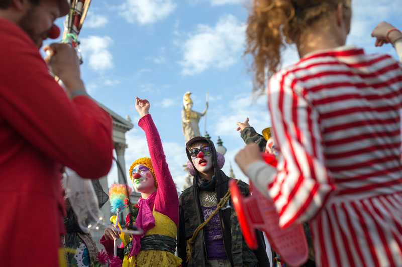 Clowns bei Demo gegen Verhüllungsverbot