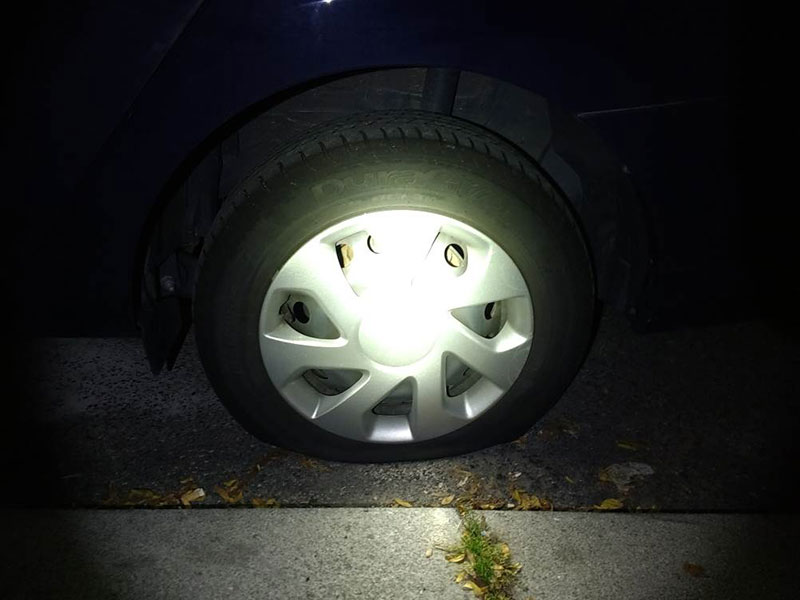 Eines der beschädigten Autos - ausgestochener Reifen