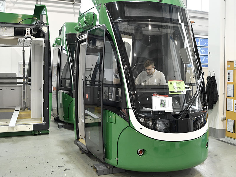 Mitarbeiter bei Bombardier Wien in Straßenbahn