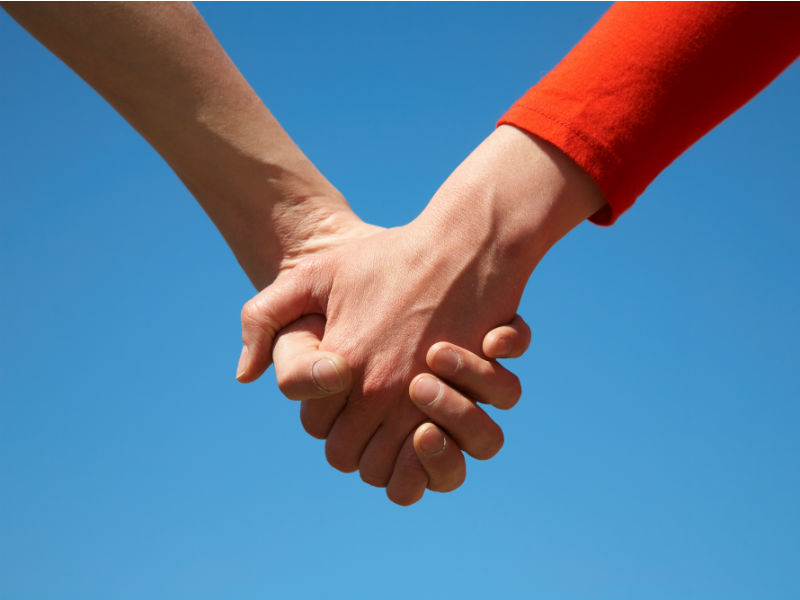 Zwei Menschen geben sich die Hand