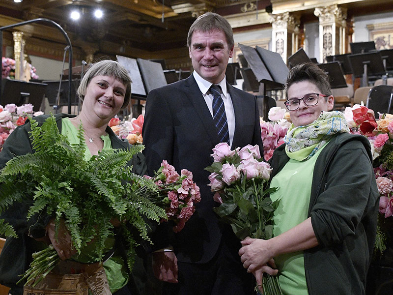 Stadtgartenamtsdirektor Rainer Weisgram mit Mitarbeiterinnen bei Aufbau des Blumenschmucks für das Neujahrskonzert