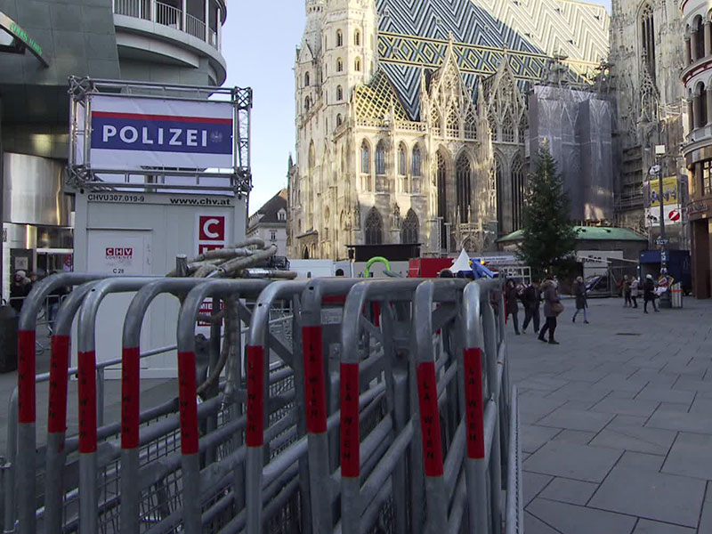 Absperrgitter der Polizei für Silvesterpfad am Stephansplatz