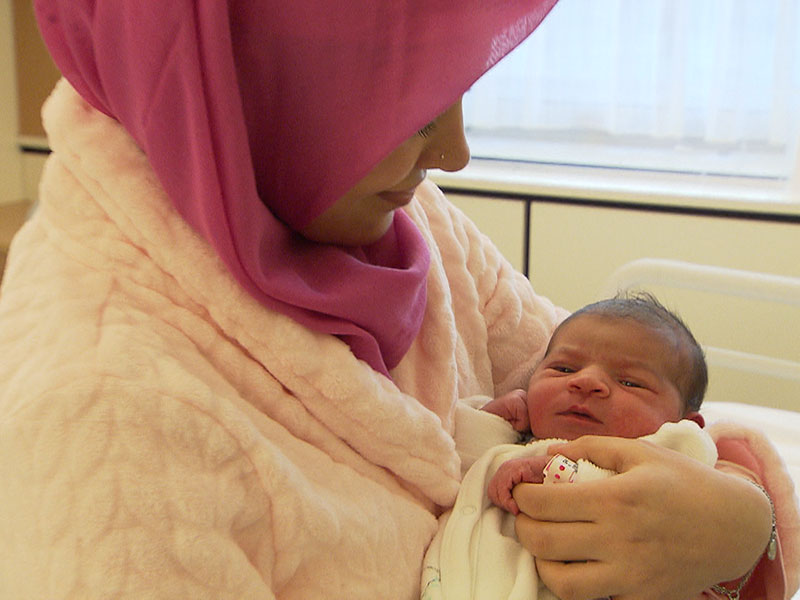 Neujahrsbaby Asel mit ihrer Mutter: Das Mädchen wurde am 1. Jänner um 0.47 Uhr in der Krankenanstalt Rudolfstiftung geboren.