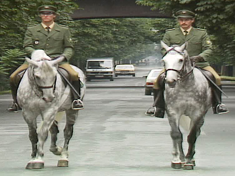 Münchner Polizisten auf Pferden in der Prater Hauptallee 1991