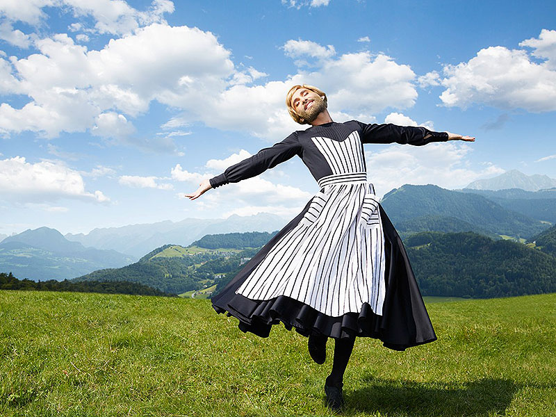 Conchita Wurst im Life Ball Style Guide in "Sound of Music"-Pose