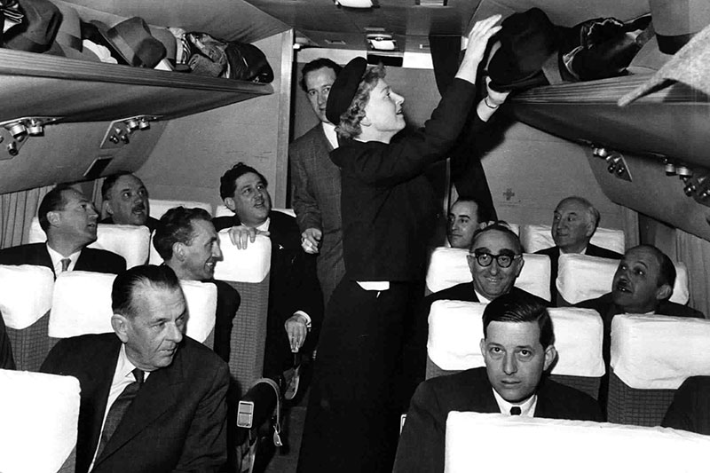 Flugbegleiterin Maria Jackl mit Ehrengaesten beim Erstflug