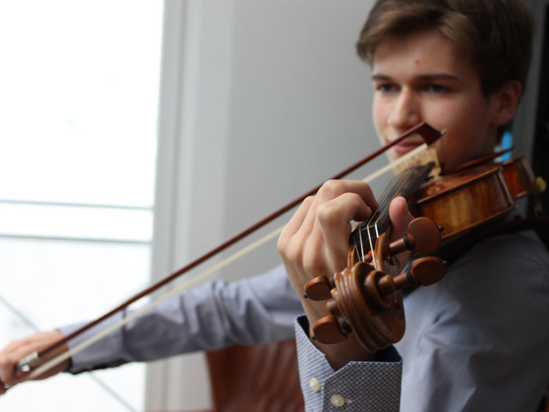 Schüler Julian Walder nimmt als einziger Österreicher bei der Geigen Olympiade in Genf teil - wir haben ihn zuhause besucht
