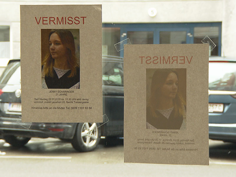 Frau vermisst: Mutter plakatiert Fotos ihrer vermissten Tochter
