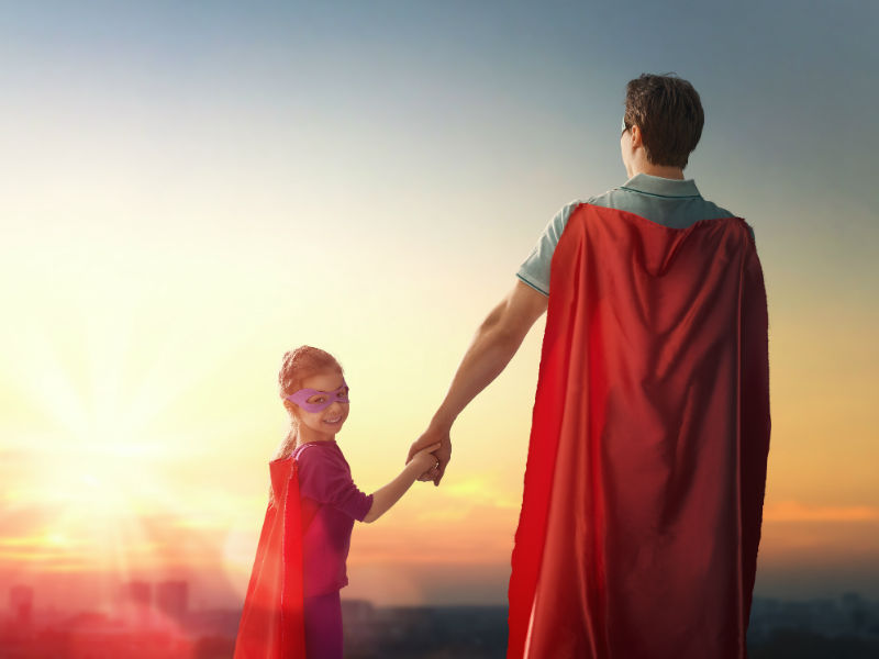 Vater und Tochter als Superhelden verkleidet