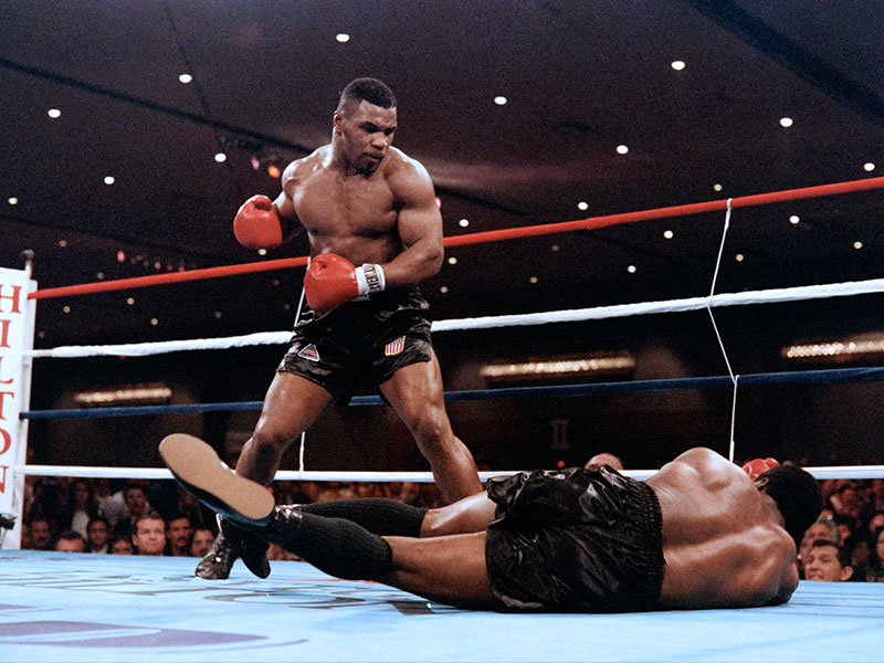 Mike Tyson (L) kämpft gegen den Heavyweight-Champion Trevor Berbick (R) und wird der jüngste World-Champion im Schwergewicht am 22 November 1986 in Las Vegas