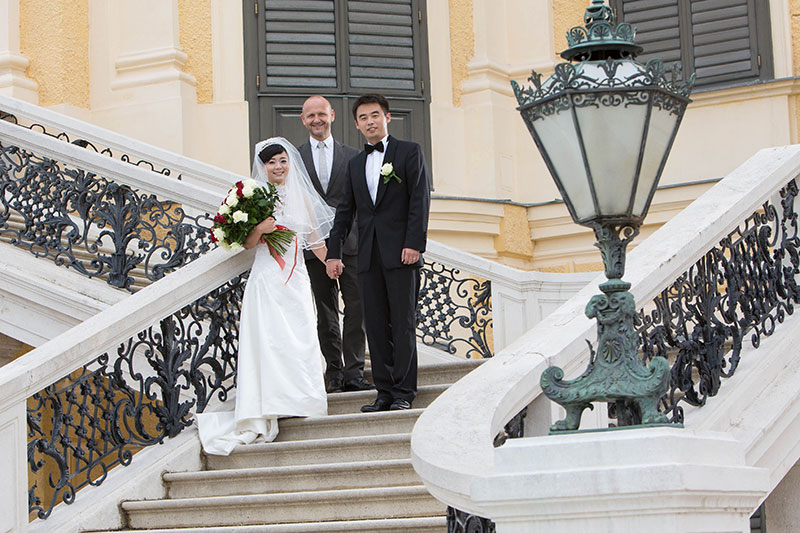 Yanli Wang und ihr Ehemann Bing Li  mit Tourismusdirektor Norbert Kettner bei der Traumhochzeit in Wien