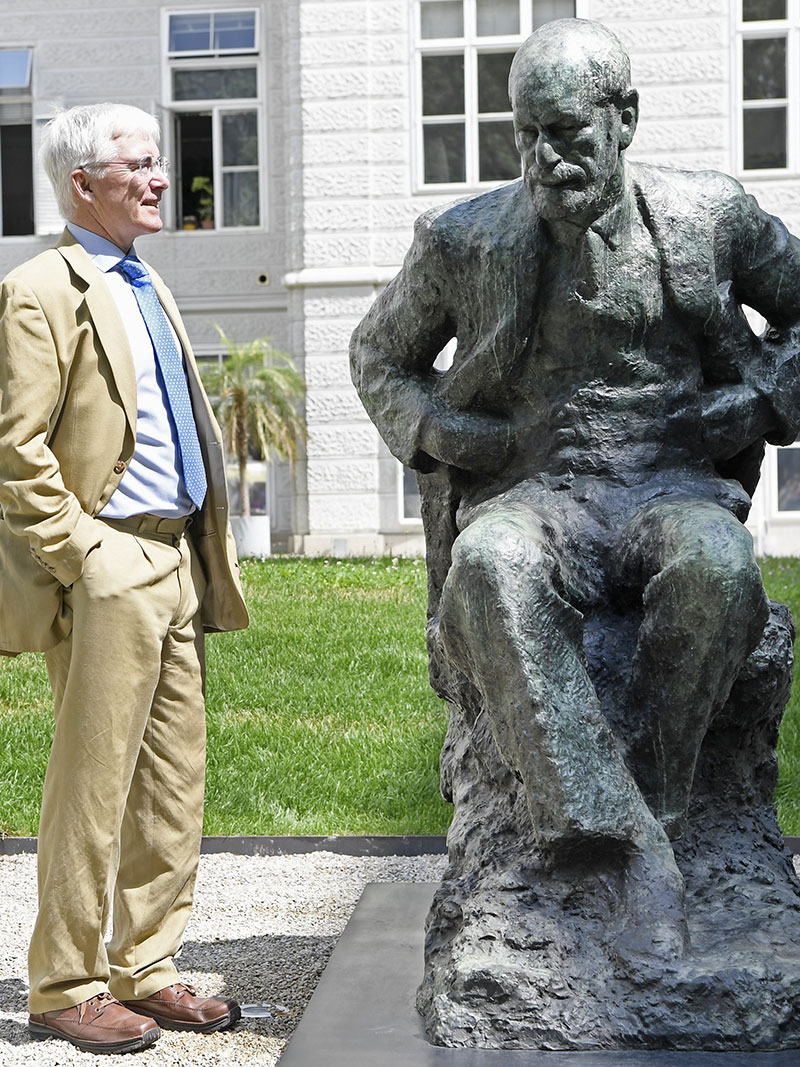 David Freud (Ur-Enkel von Sigmund Freud)  neben dem Denkmal
