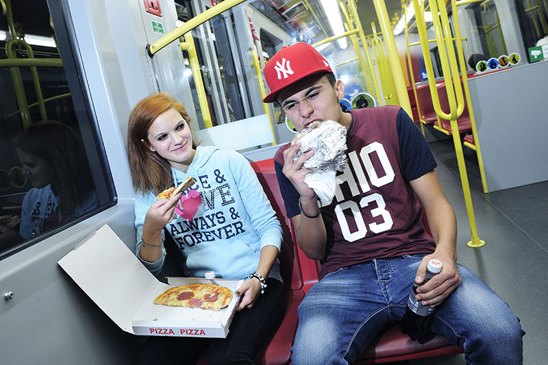 Essen in der U-Bahn