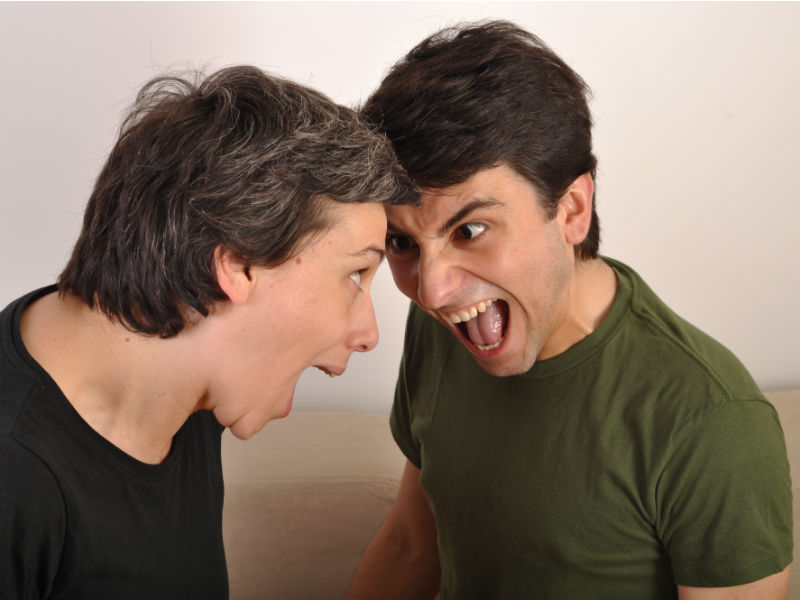 Zwei junge Männer schreien sich an